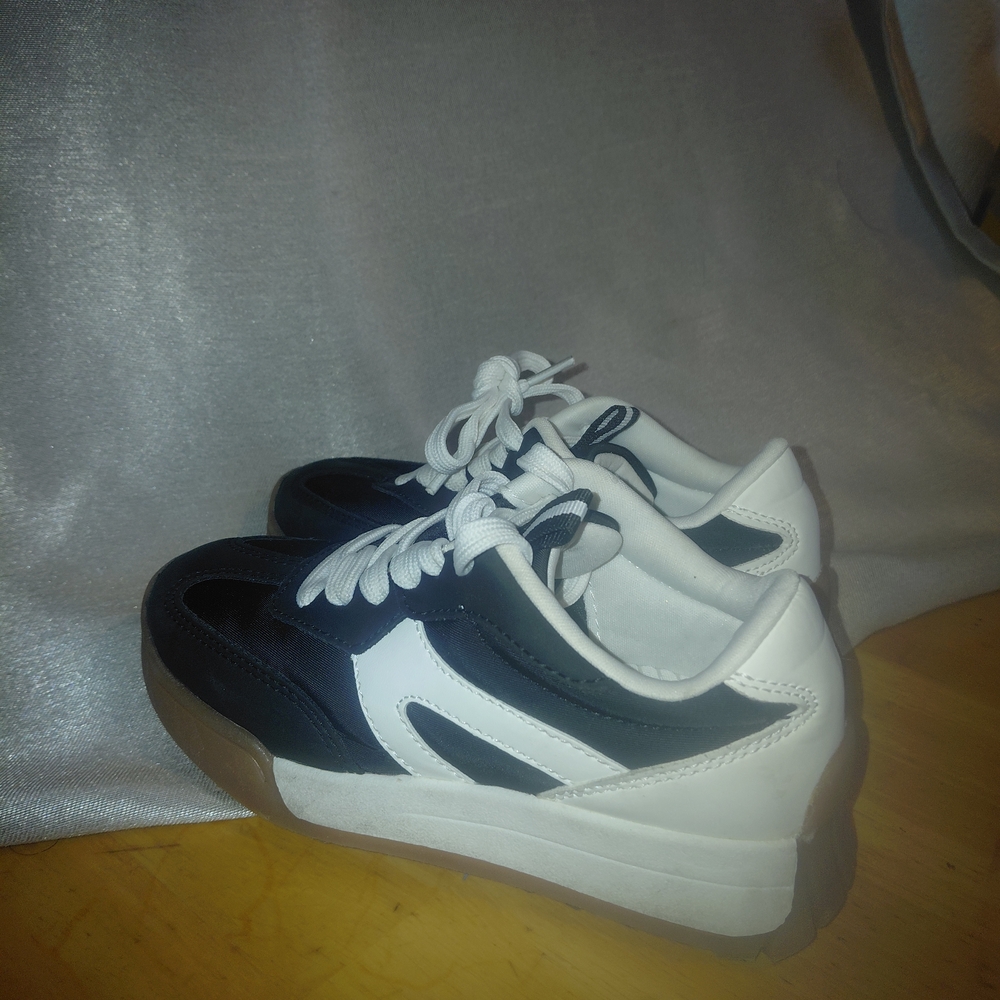 Link Monochrome Athletic Shoes - Picture 2 of 7